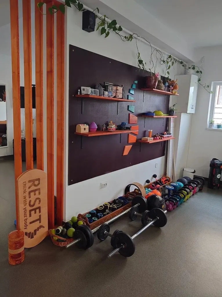 Peretele cu echipament din sala RESET