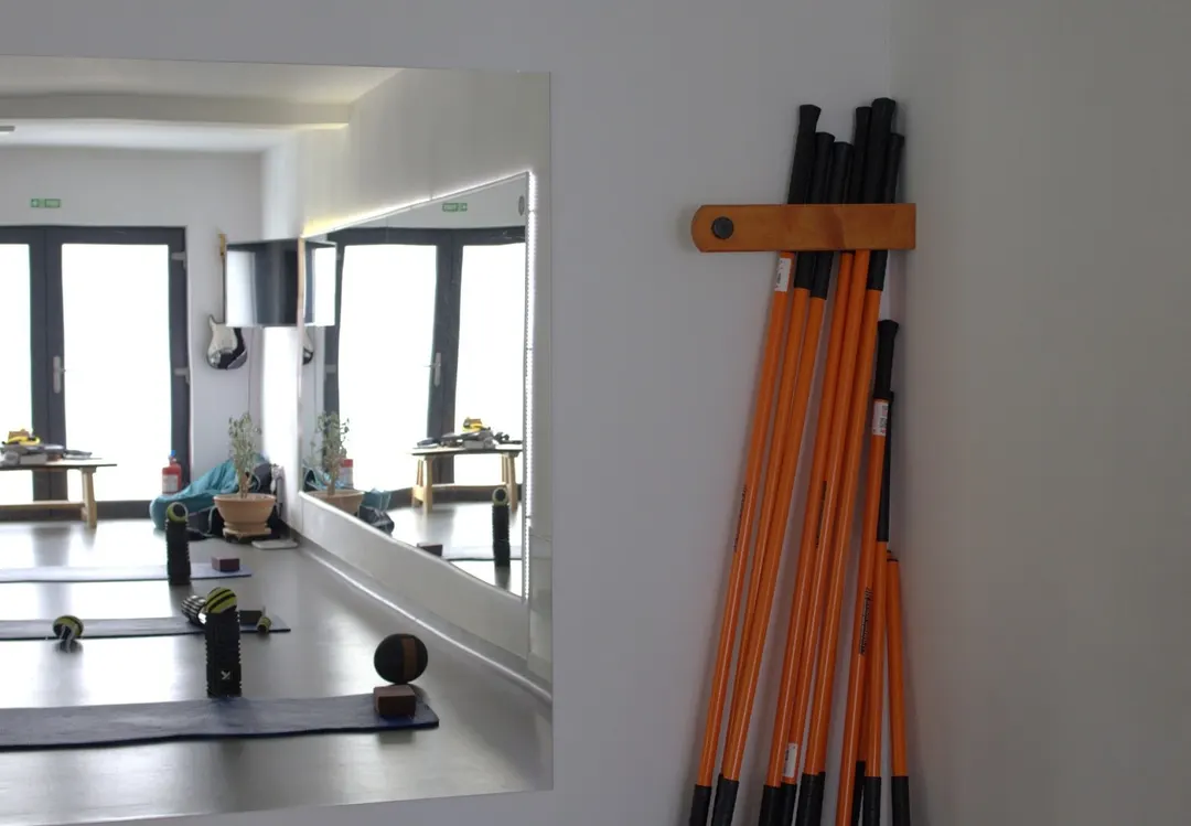 Stick-urile StickMobility lângă oglinda din sală