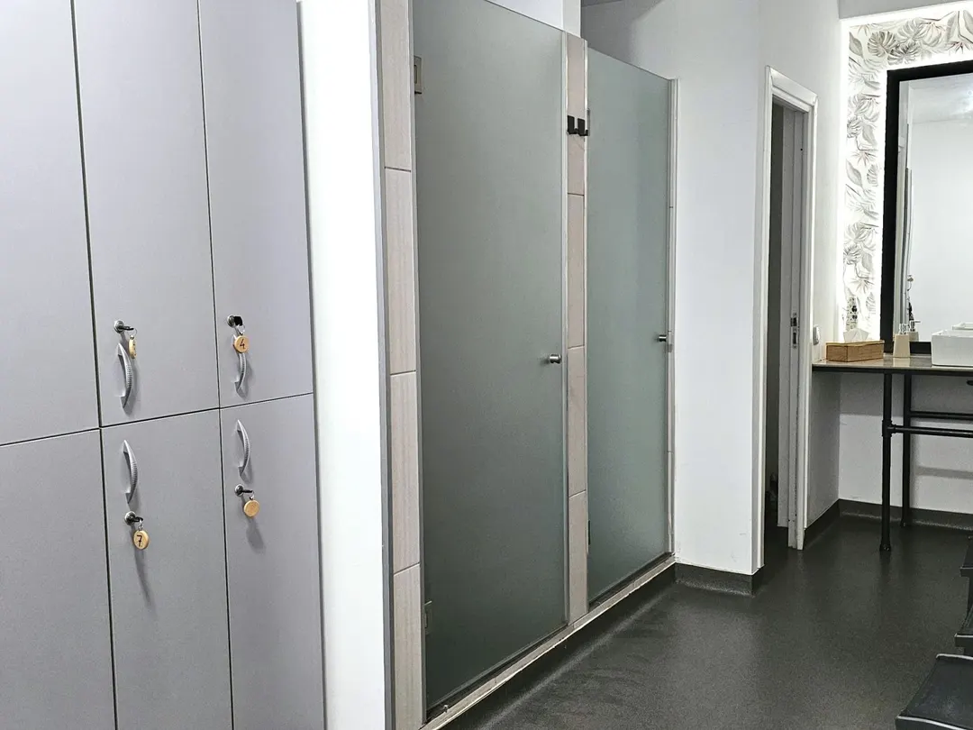 Vestiarul RESET cu dulăpioare și dușuri